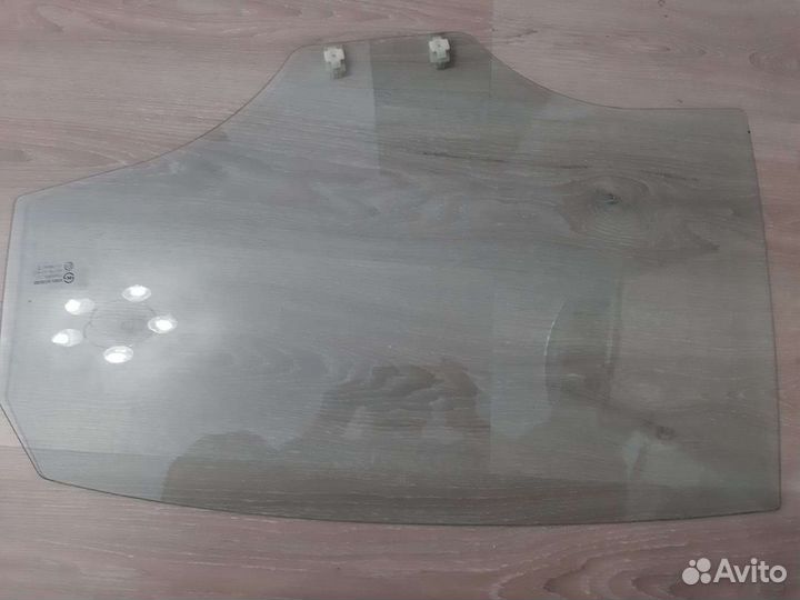 Заднее стекло левой двери Kia Rio 3