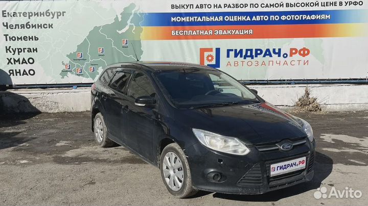 Накладка декоративная кулисы кпп Ford Focus 3 1837024. Царапины