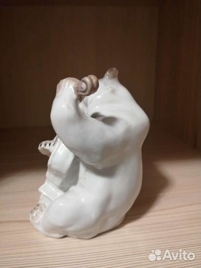 Статуэтка фарфоровая лфз Медведь с виолончелью