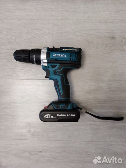 Шуруповёрт makita21V c 2 АКБ и набором бит