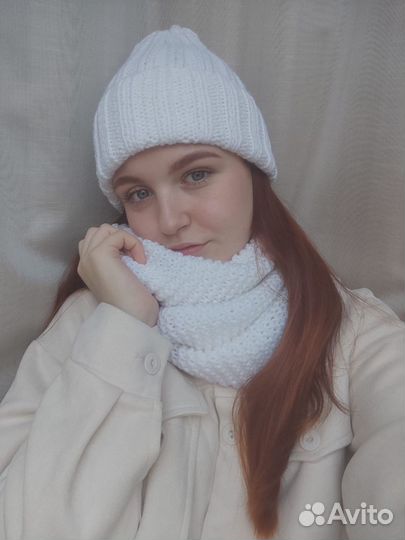 Вязаный женский комплект шапка и снуд