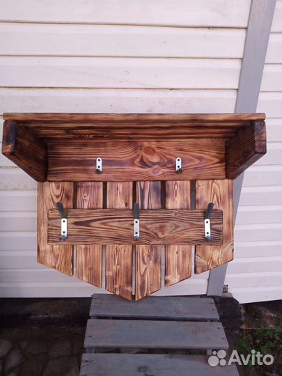 Деревянная вешалка