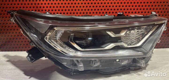 Фара правая Toyota Rav 4 2021 XA50