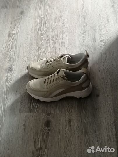 Кроссовки женские