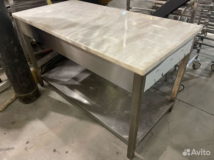 Стол с гранитной столешницей