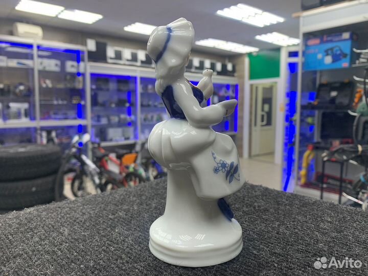 Статуэтка Девушка с голубем