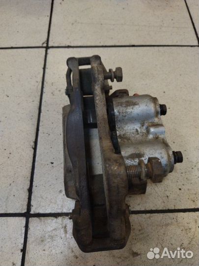 Суппорт передний правый Chevrolet Niva