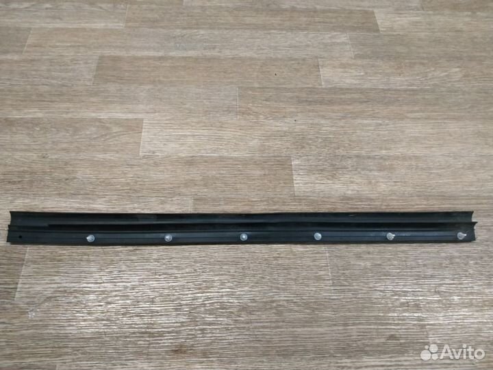 Уплотнитель двери задней левой Toyota RAV4 V