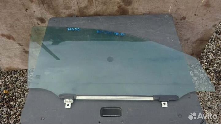 Стекло боковое переднее правое Toyota Avensis