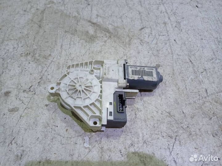 Моторчик переднего правого стеклоподъемника CUR000