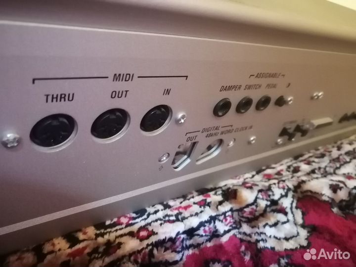 Профессиональный синтезатор Korg Triton Studio 88