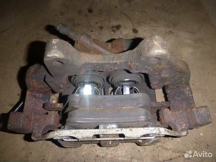 Суппорт передний правый mercedes benz GL-class X16