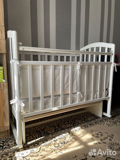 Детская кроватка с поперечным маятником