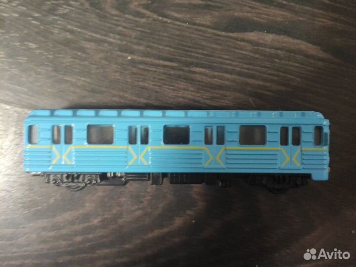 Игрушечная модель голубого поезда метро номерной