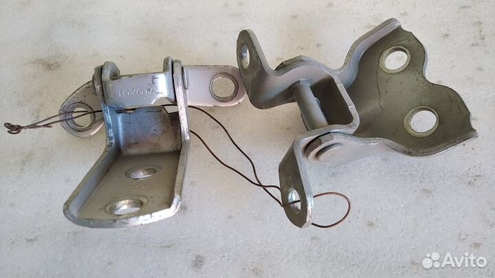 Петли на дверь переднюю левую в Тойота-Виш