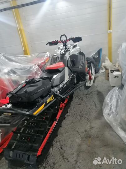 Снегоход горный Ski-Doo Summit X Expert 850 E-Tec