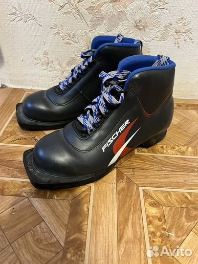 Лыжи с палками и ботинками