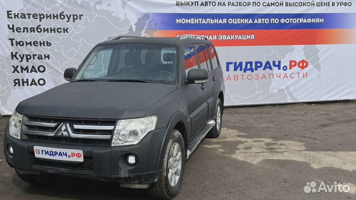 Обшивка двери багажника верхняя Mitsubishi Pajero