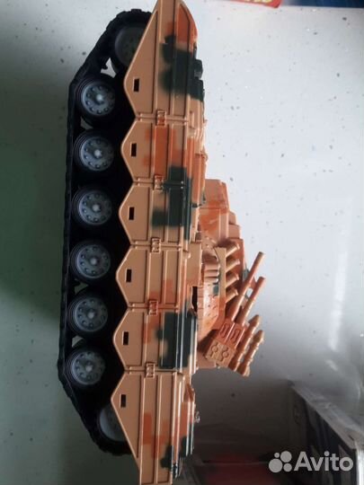 Игрушка Танк на батарейках свето-звуковой новый