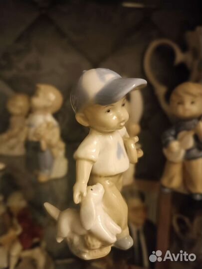 Фарфоровая статуэтка. Мальчик с собачкой. Дети