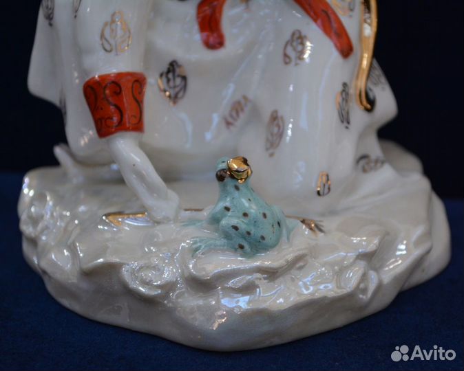 Фарфоровая статуэтка- иван царевич И лягушка царев