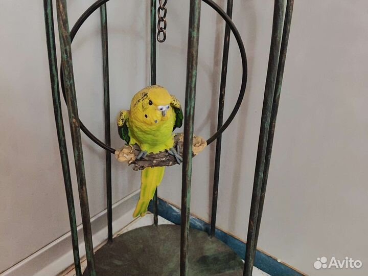 Клетка кованая с фигуркой попугая