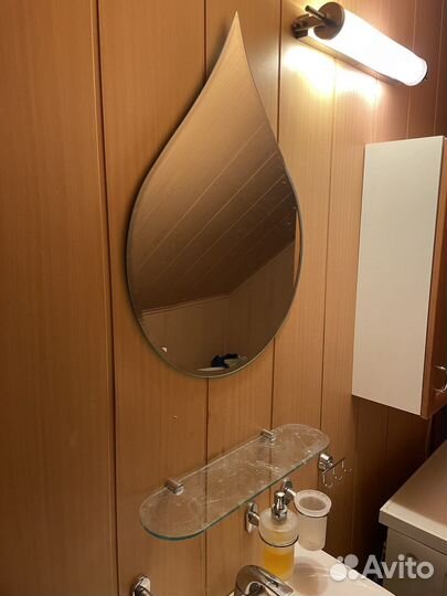 Зеркало с полкой в ванну