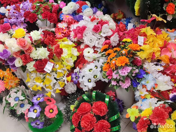 Искусственные цветы на кладбище