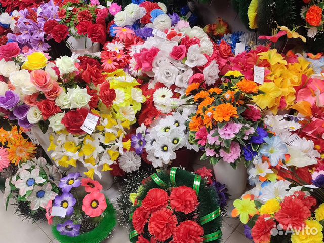 Искусственные цветы на кладбище