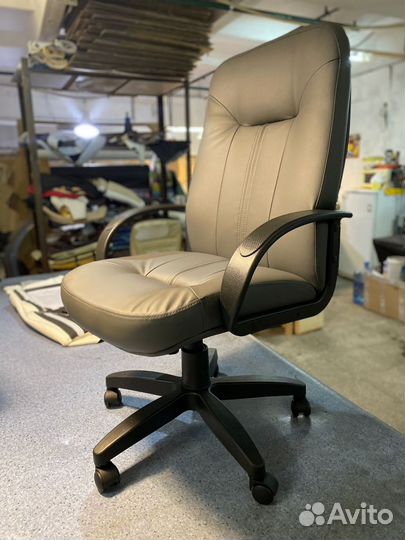 Офисное кресло
