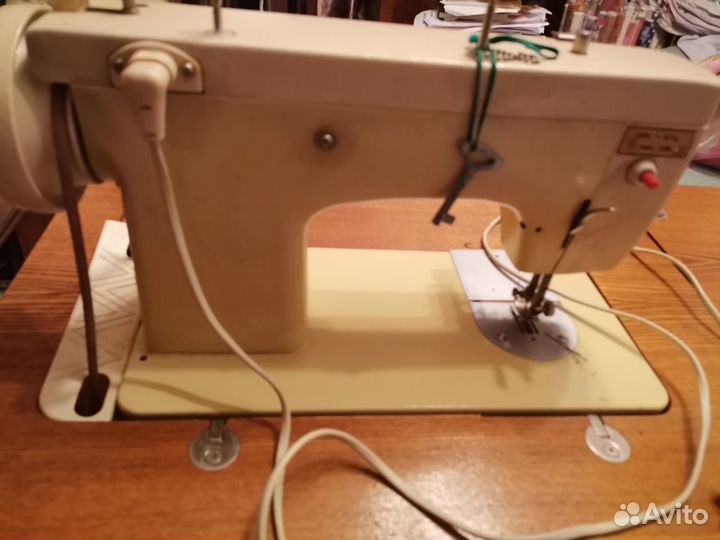 Швейная машинка Чайка 142м