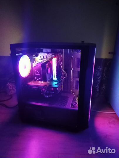 Игровой компьютер с монитором и клавиатурой