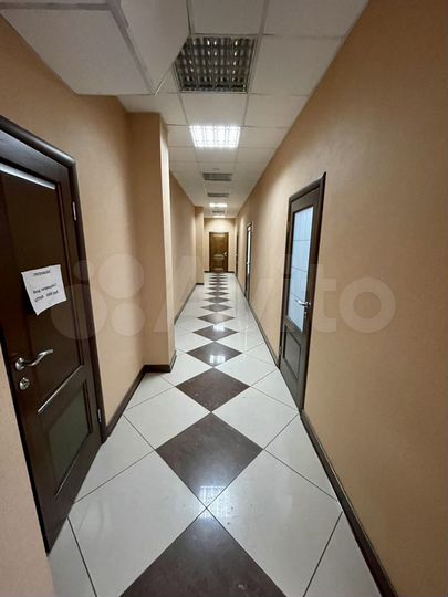 Офис с витражным остеклением, 12 м²