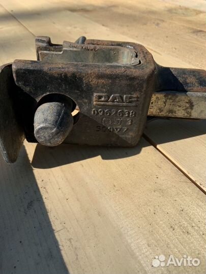 Крюк буксировочный