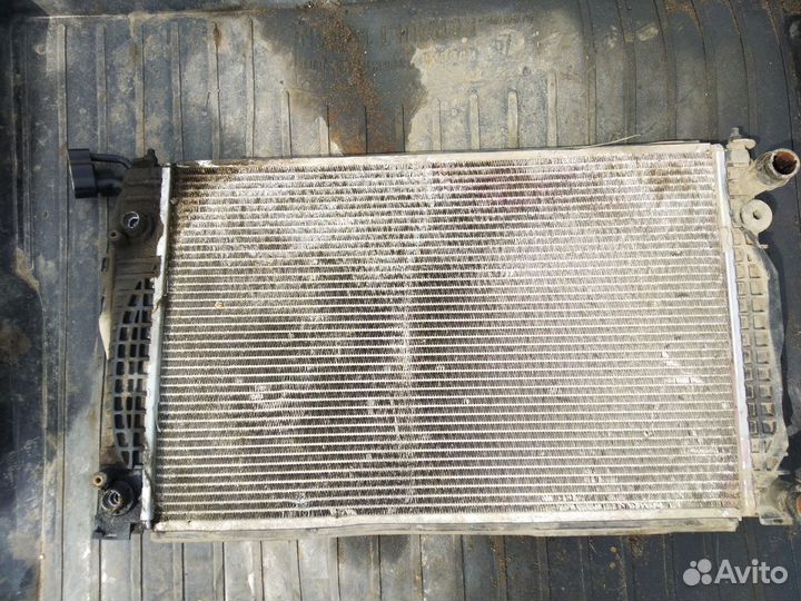 Радиатор охлаждения двигателя Volkswagen Passat