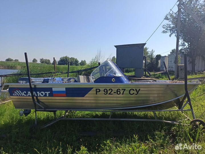 Катер Салют 430 с мотором
