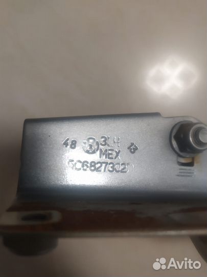 Петли багажника Volkswagen Jetta 6 2014