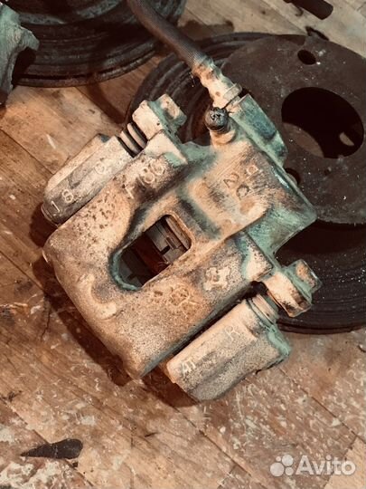 Суппорт тормозной Toyota GX71