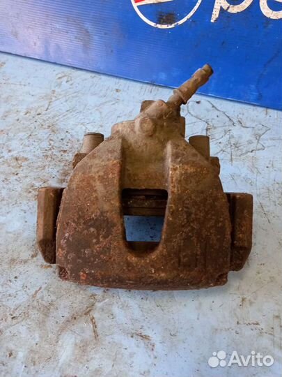 Суппорт передний левый Ford Focus 2