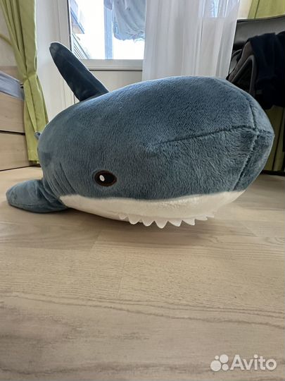 Большая плюшевая акула