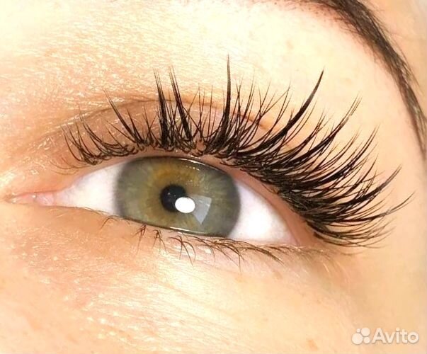 Модель на наращивание ресниц, модных трендов