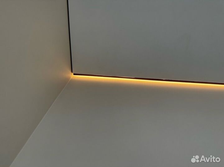 Натяжной потолок без посредников с освещением