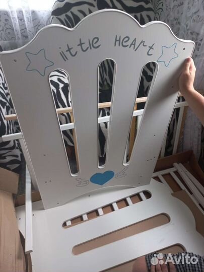 Детская кроватка с маятником и колесами