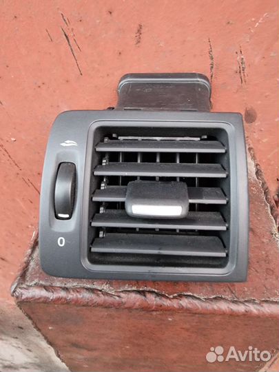 Дефлектор воздушный правый Вольво S40