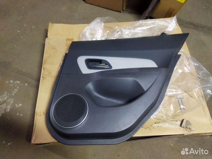 Обивка задней правой двери Chevrolet Cruze