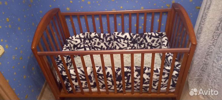 Детская кроватка с маятником