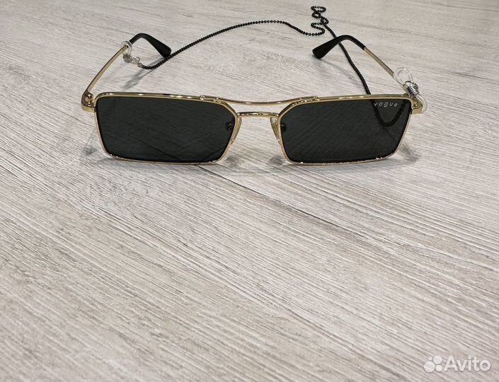 Солнцезащитные очки vogue