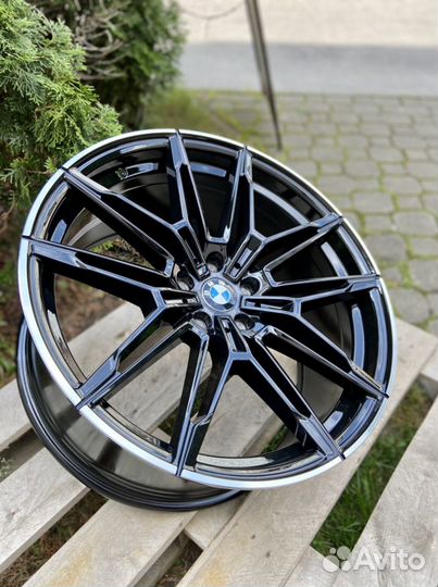 Разноширокие диски R20 на BMW