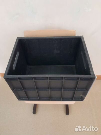 Крепкий пластиковый ящик