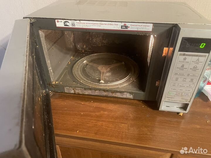 Микроволновка на запчасти (работает )